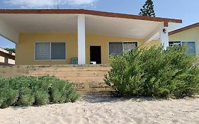 La Casa Amarilla Frente Al Mar