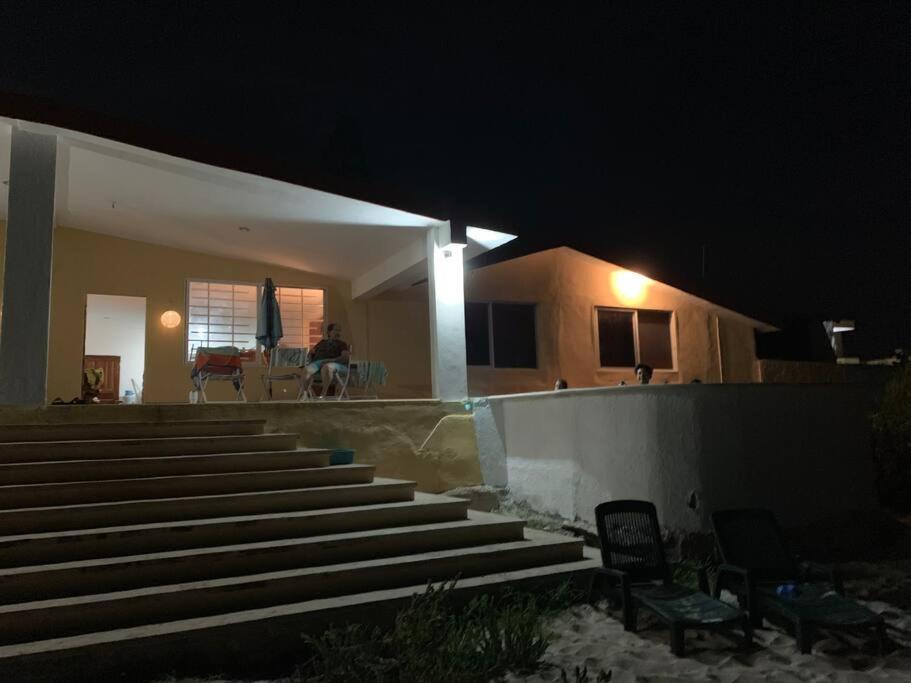 La Casa Amarilla Frente Al Mar Villa Chelem Exterior photo