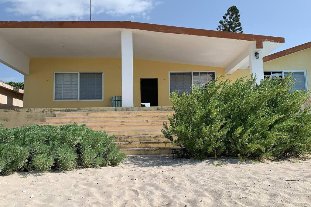La Casa Amarilla Frente Al Mar Villa Chelem Exterior photo