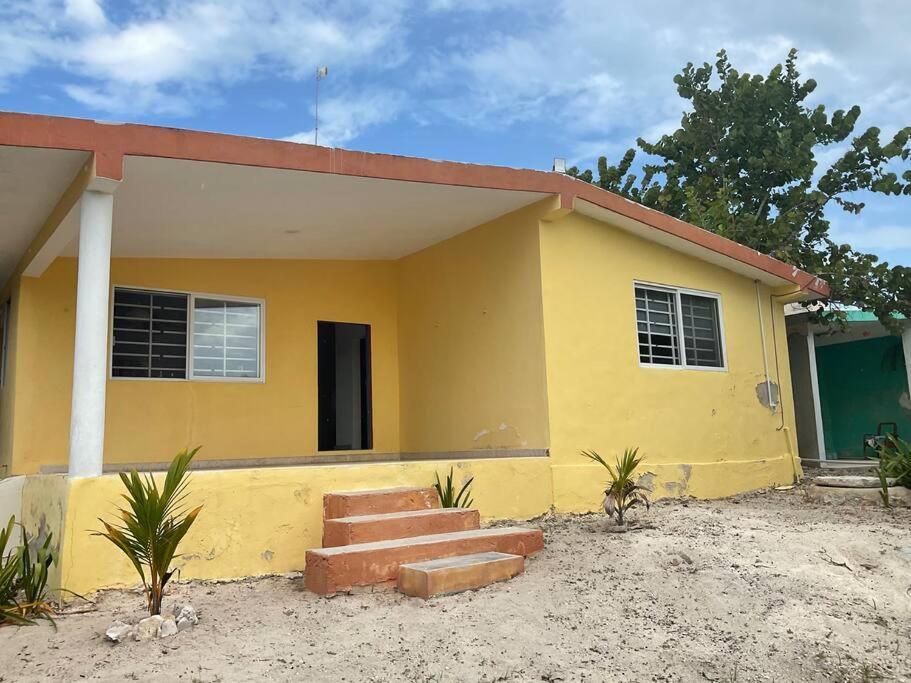 La Casa Amarilla Frente Al Mar Villa Chelem Exterior photo