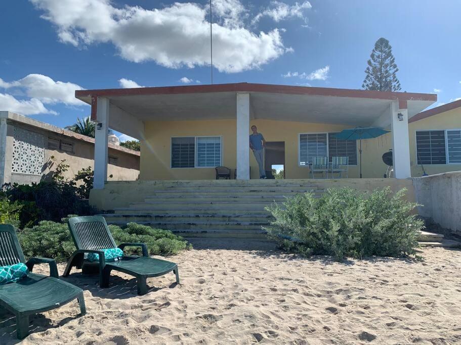 La Casa Amarilla Frente Al Mar Villa Chelem Exterior photo