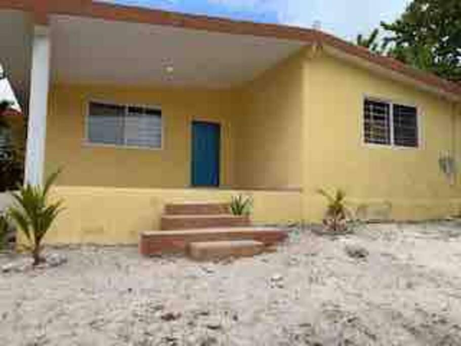 La Casa Amarilla Frente Al Mar Villa Chelem Exterior photo