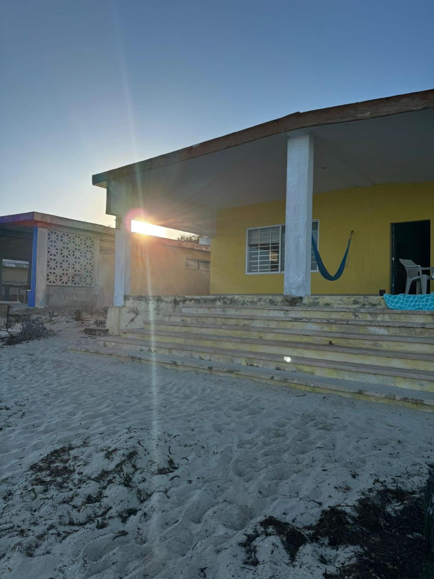 La Casa Amarilla Frente Al Mar Villa Chelem Exterior photo